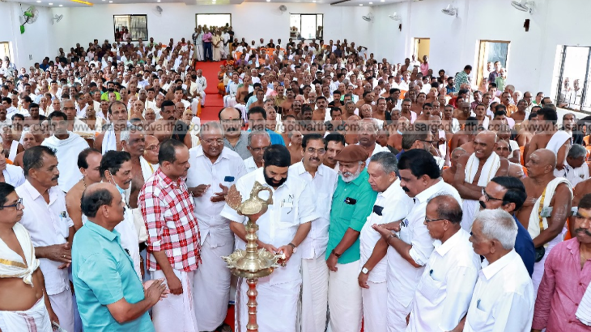  Minister V.N. Vasavan inaugurating the Achara Sangamam in Periya.