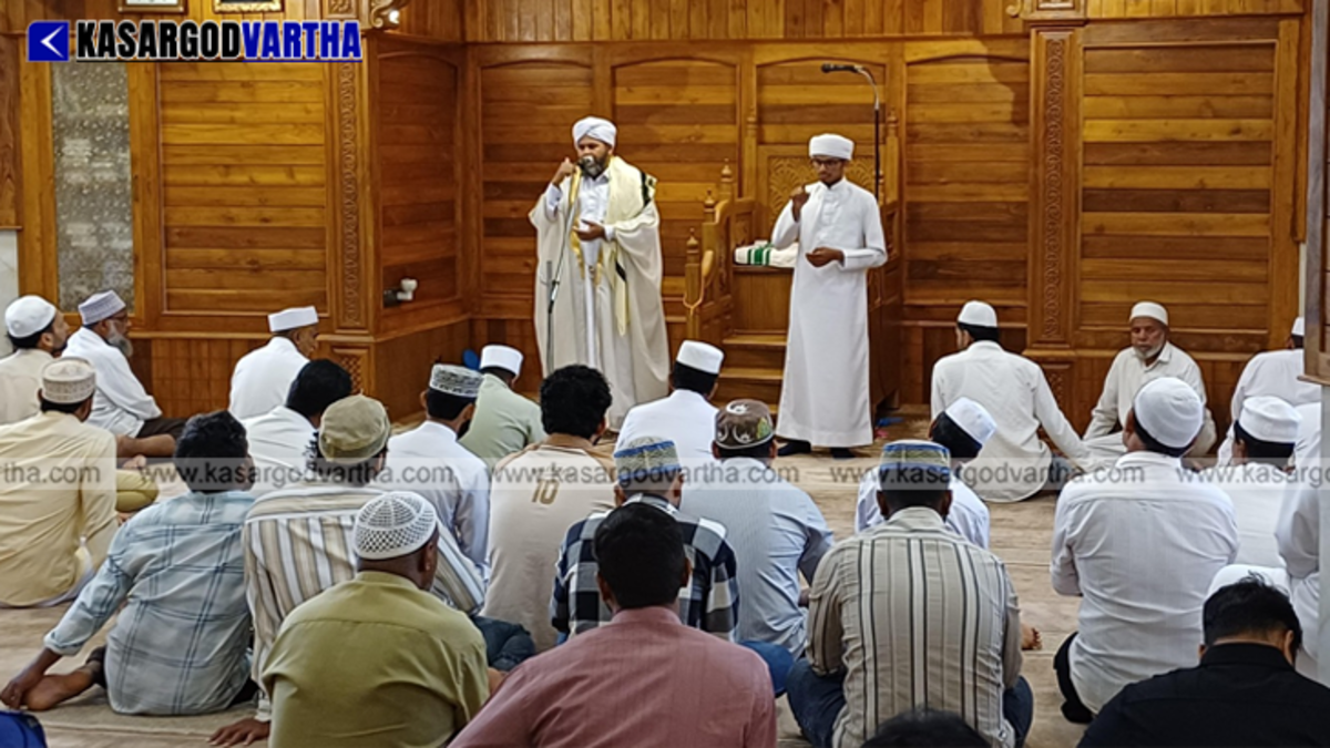  A sign language interpreter performing translation during a religious lecture at Kasaragod Sunni Centre.