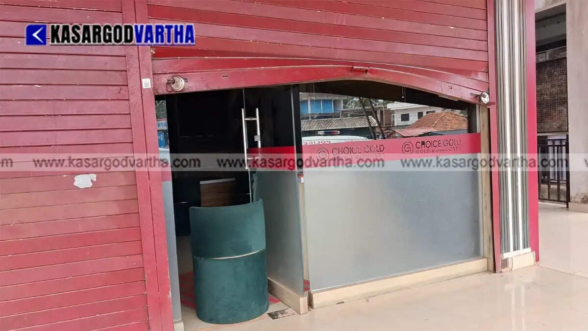 Attempted robbery at jewelry shop in Manjeshwar Majirpalla; shutter lifted using jack and lever, says police.