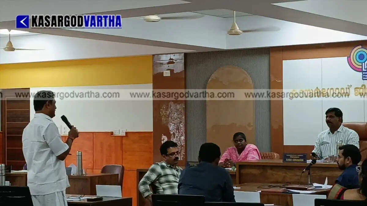 Controversy over CPM arch at Angadi Mugar school sparks heated clash in Kasaragod District Panchayat meeting.