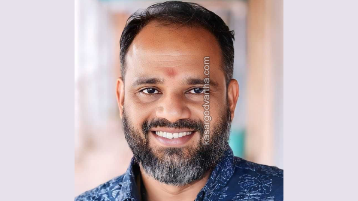 AK Sreejith senior reporter winning KM Ahmed memorial award