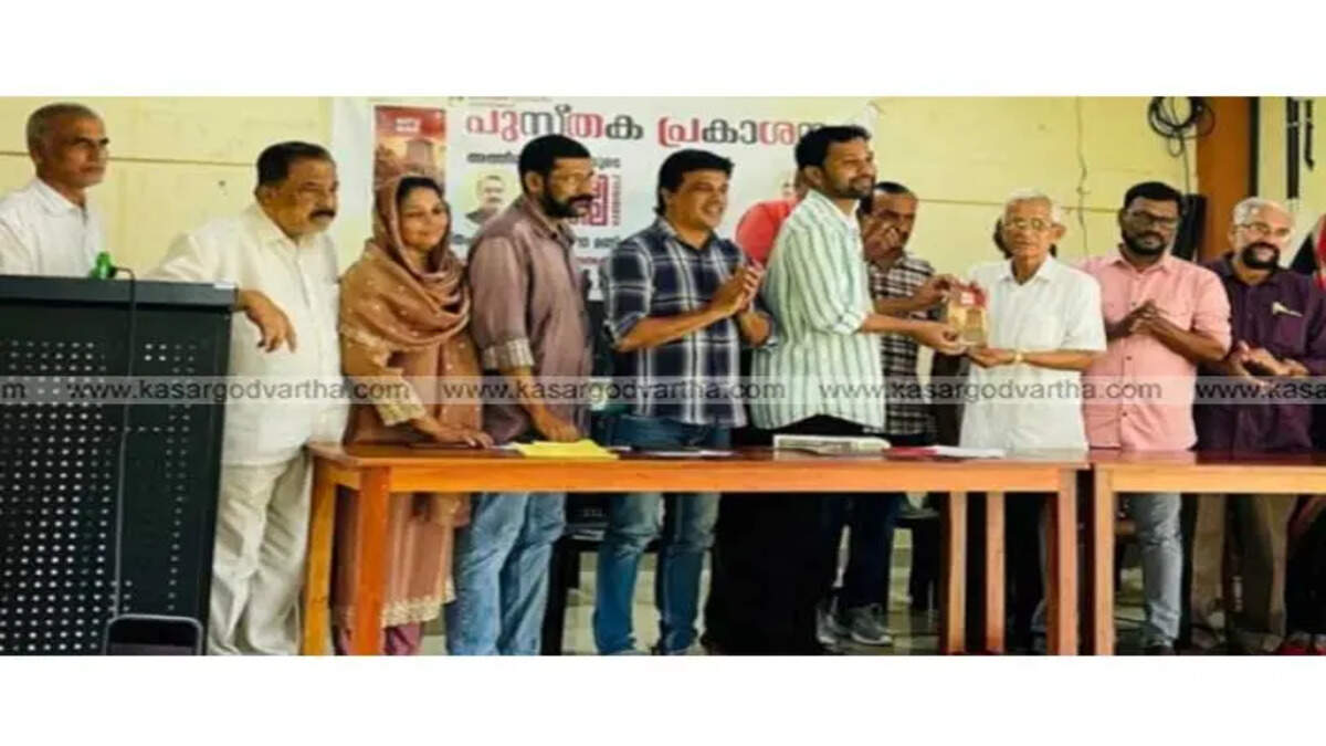 Athiq Bevinccha's novel 'Khabbinale' being handed over to K.V. Kumaran during the release&nbsp;ceremony