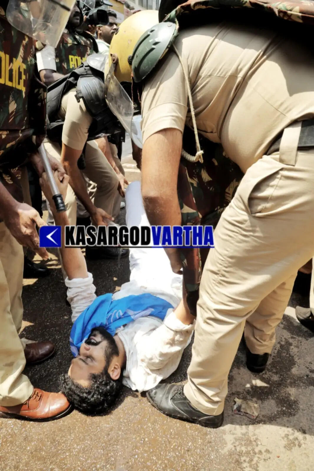Police using water cannons against KSU activists during their march to the Kasaragod Head Post Office.
