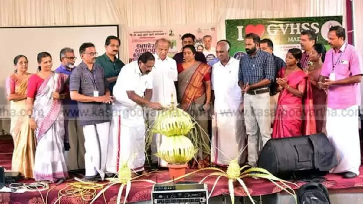 Rajmohan Unnithan MP inaugurating the Praveshanolsavam with students and dignitaries.
