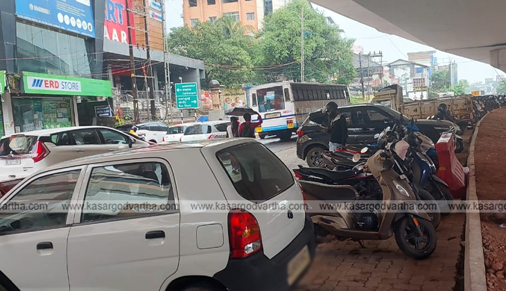 A traffic jam at Kasaragod new bus stand.