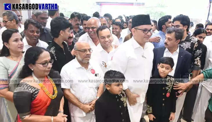 Munavvar Ali Shihab Thangal inaugurating Shobhika Weddings Mall in Kasargod.