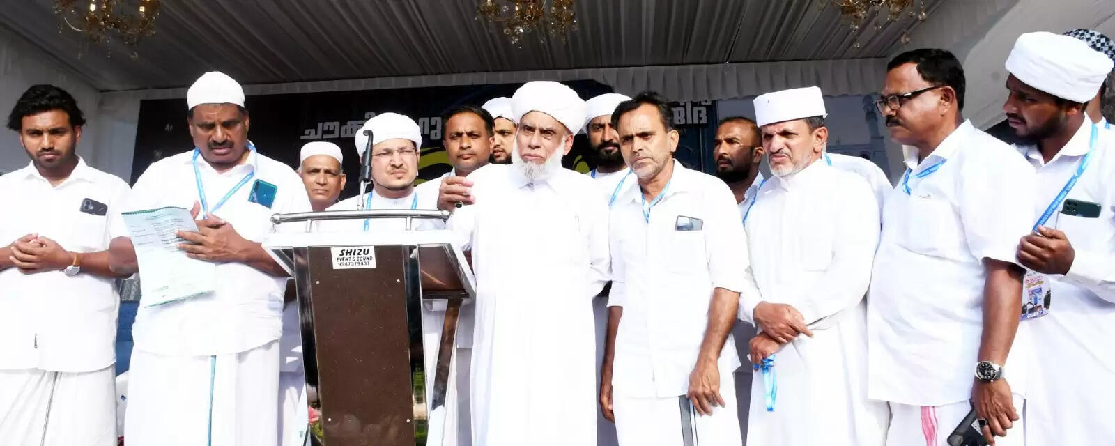 Sayyid Jifri Muthukoya Thangal inaugurating the Chowki Nurul Huda Juma Masjid.