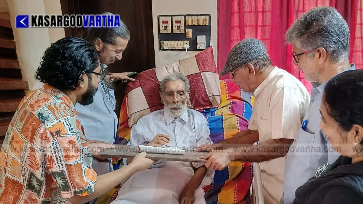image of Pannyan Raveendran honoring Cartoonist PV Krishnan