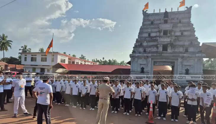 District Police Chief flagging off Run for Unity Kasargod