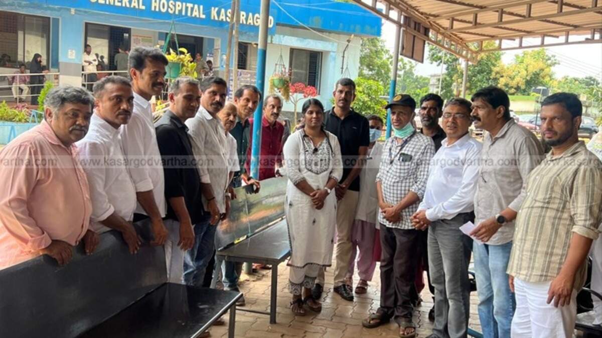 Kasaragod Merchants Association donates seats and fan to General Hospital.