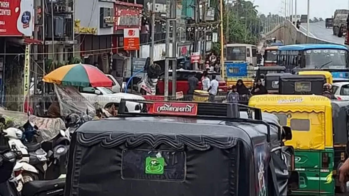 Severe traffic congestion on Kumbala railway underpass service road.