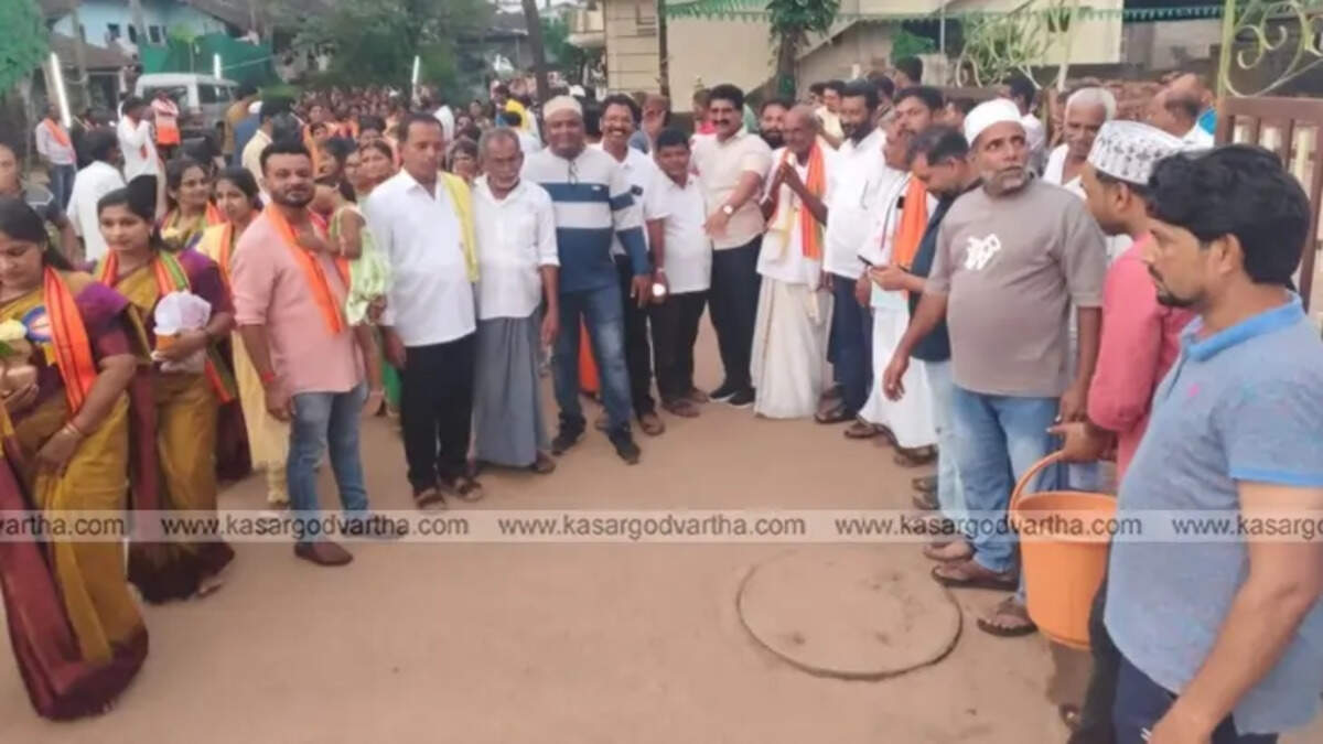 Mosque committee leaders welcoming a temple procession in Mangaluru.