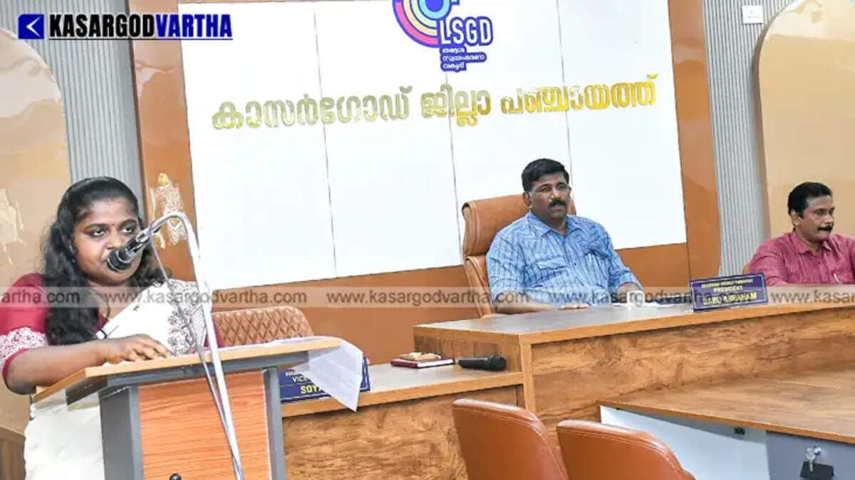  Vice President Soya KK presenting the Kasaragod District Panchayat budget