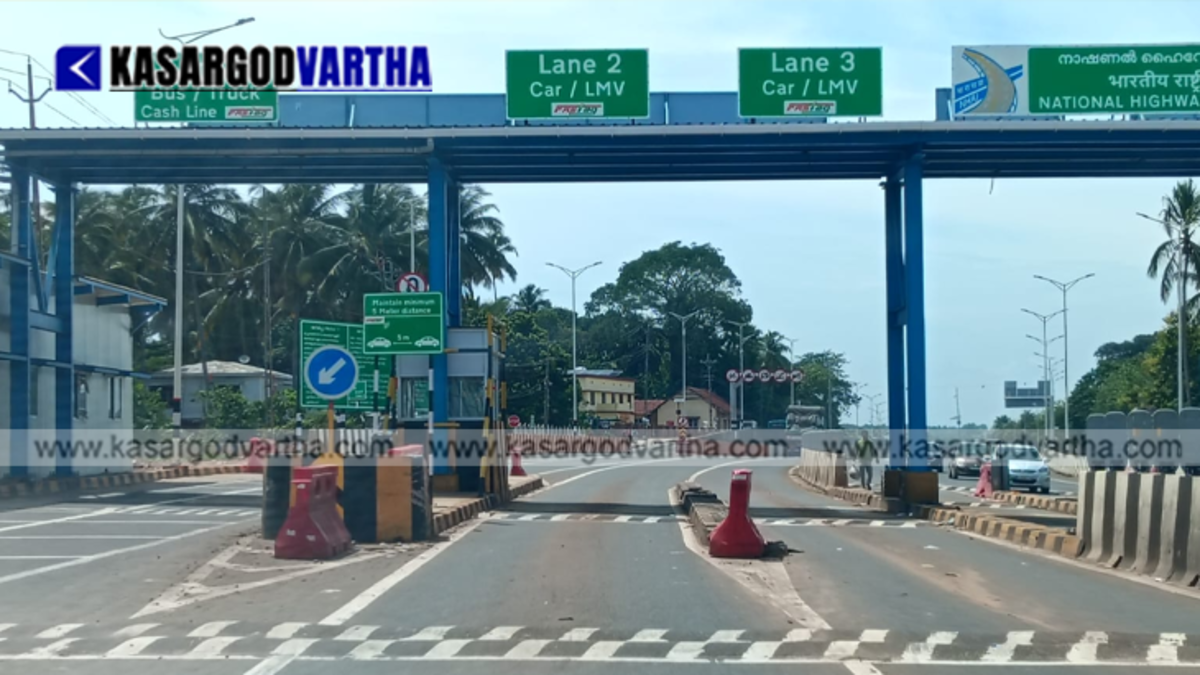 The remaining infrastructure of the closed Aarikady toll gate causing traffic issues.