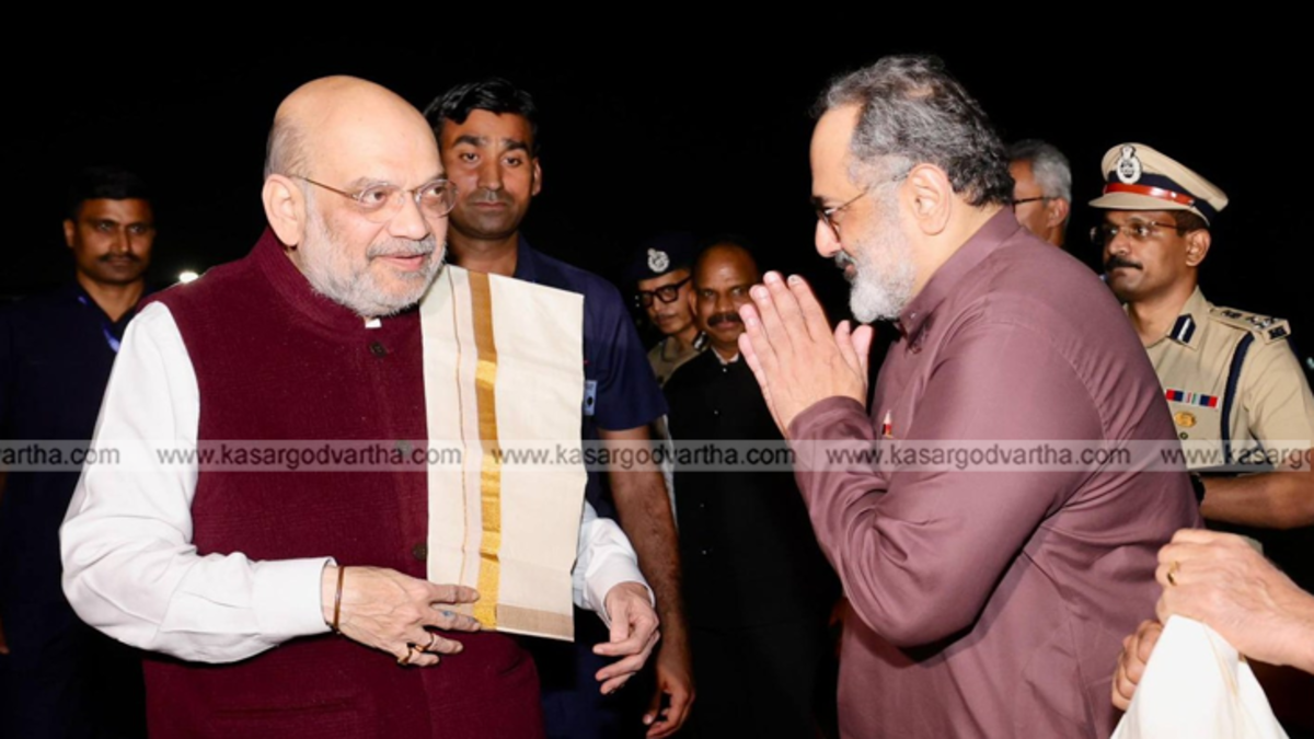 Amit Shah being welcomed at Thiruvananthapuram airport by BJP leaders