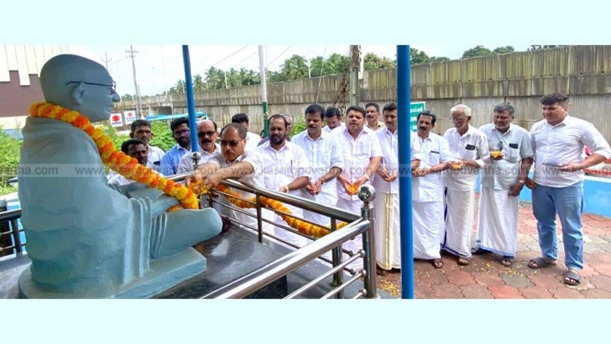 P K Faisal paying floral tribute to Mahatma Gandhi at DCC office.