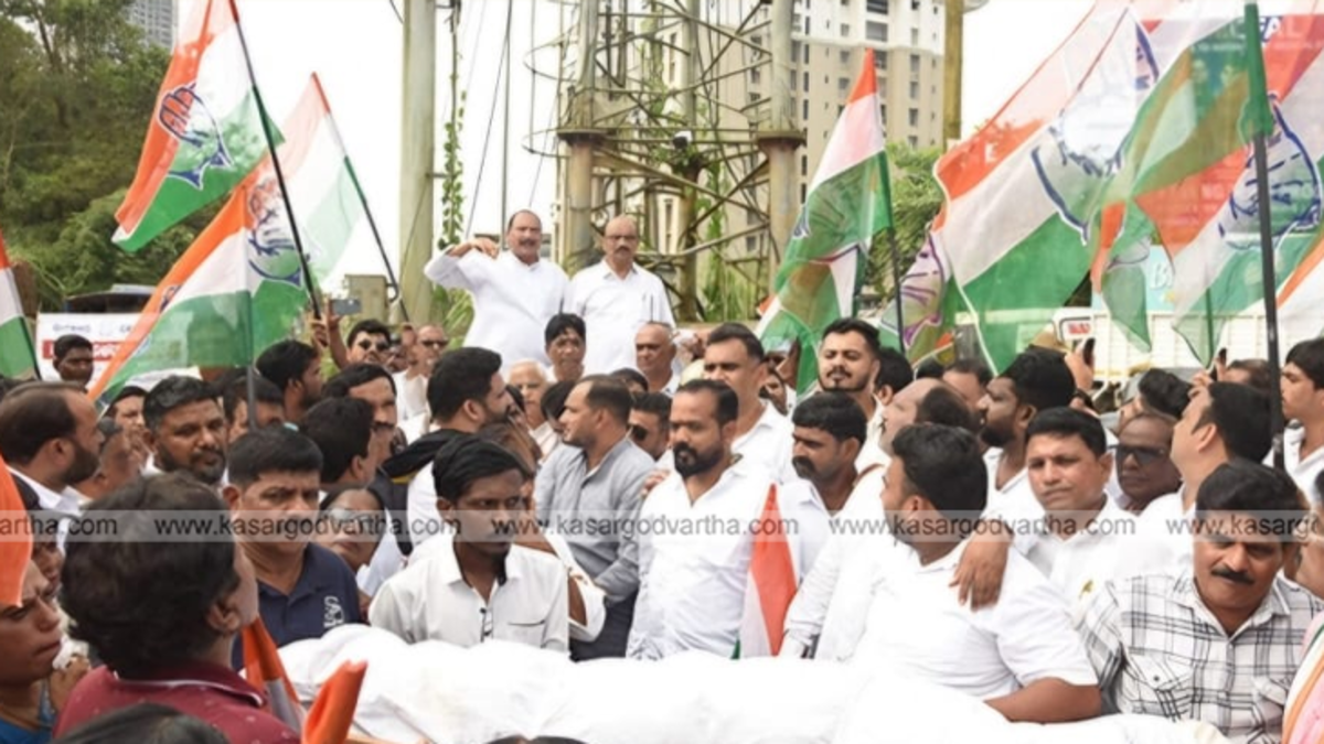 Congress members protest in Mangalore holding a dummy body.