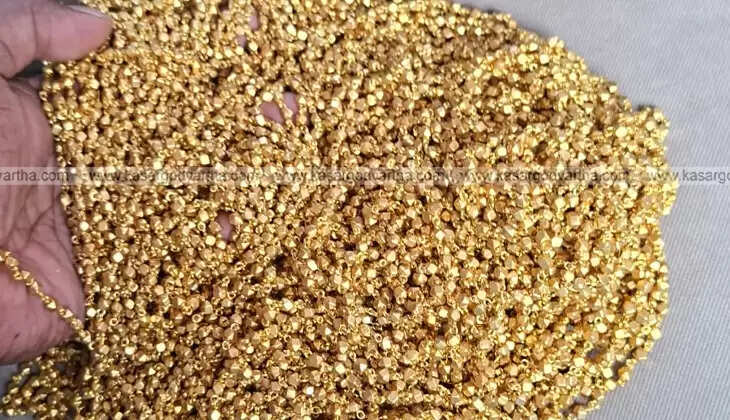 Kasaragod police with the four arrested members of the gold scam gang and the seized jewelry.