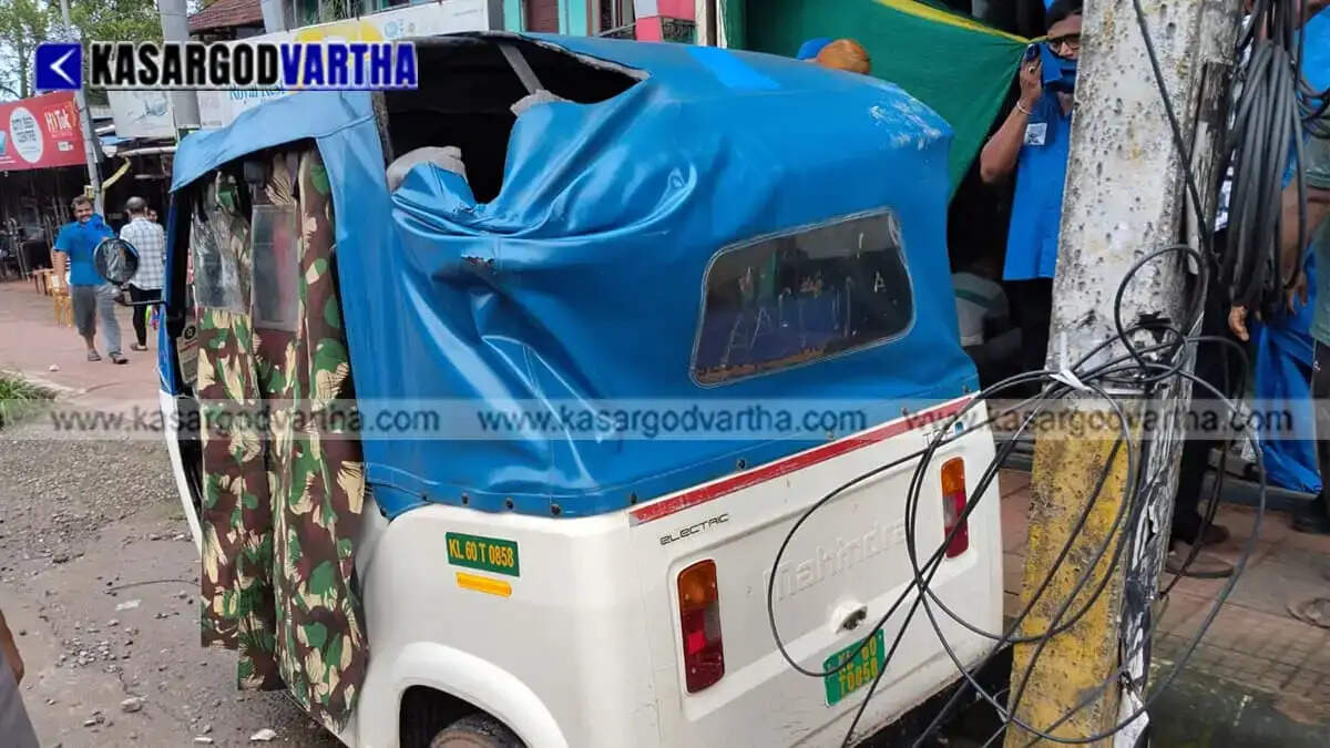 Auto-rickshaw carrying school children overturns in Kasaragod pothole; 8 students injured