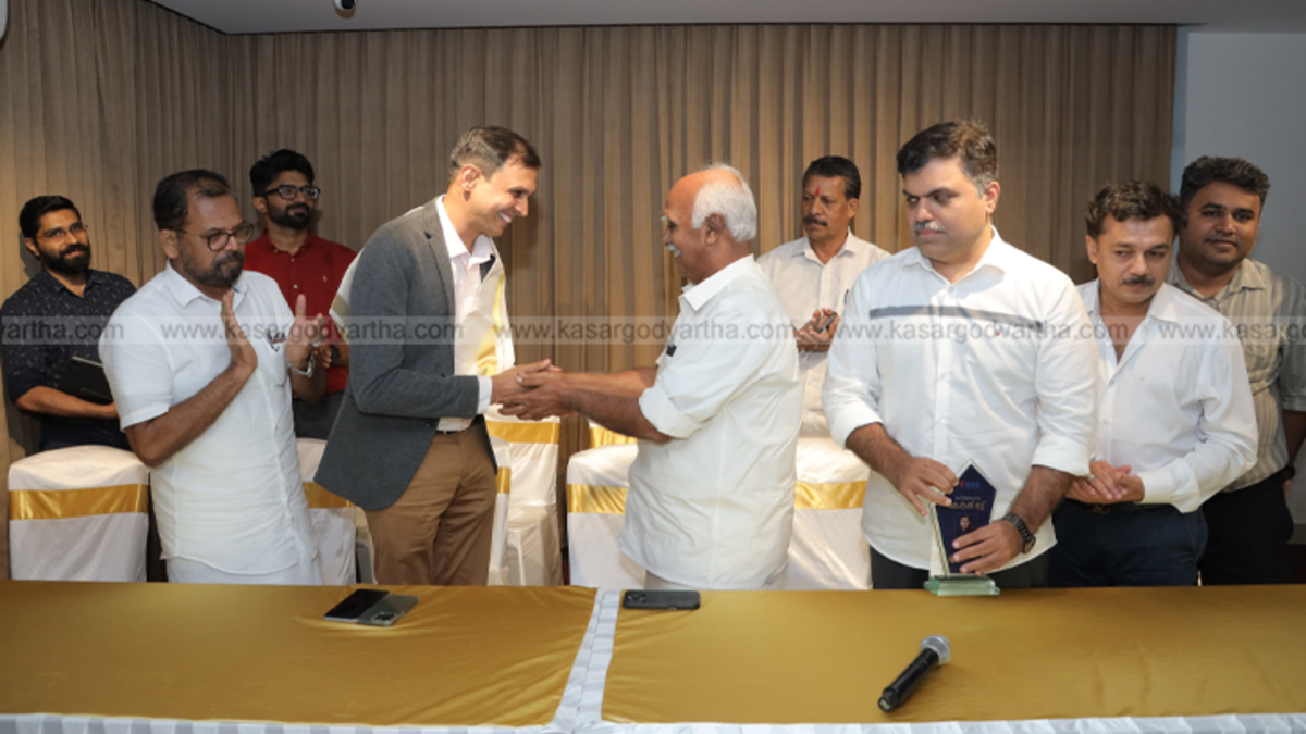 Dr. Mahesh Bhatt being honored at a ceremony in Kasaragod.