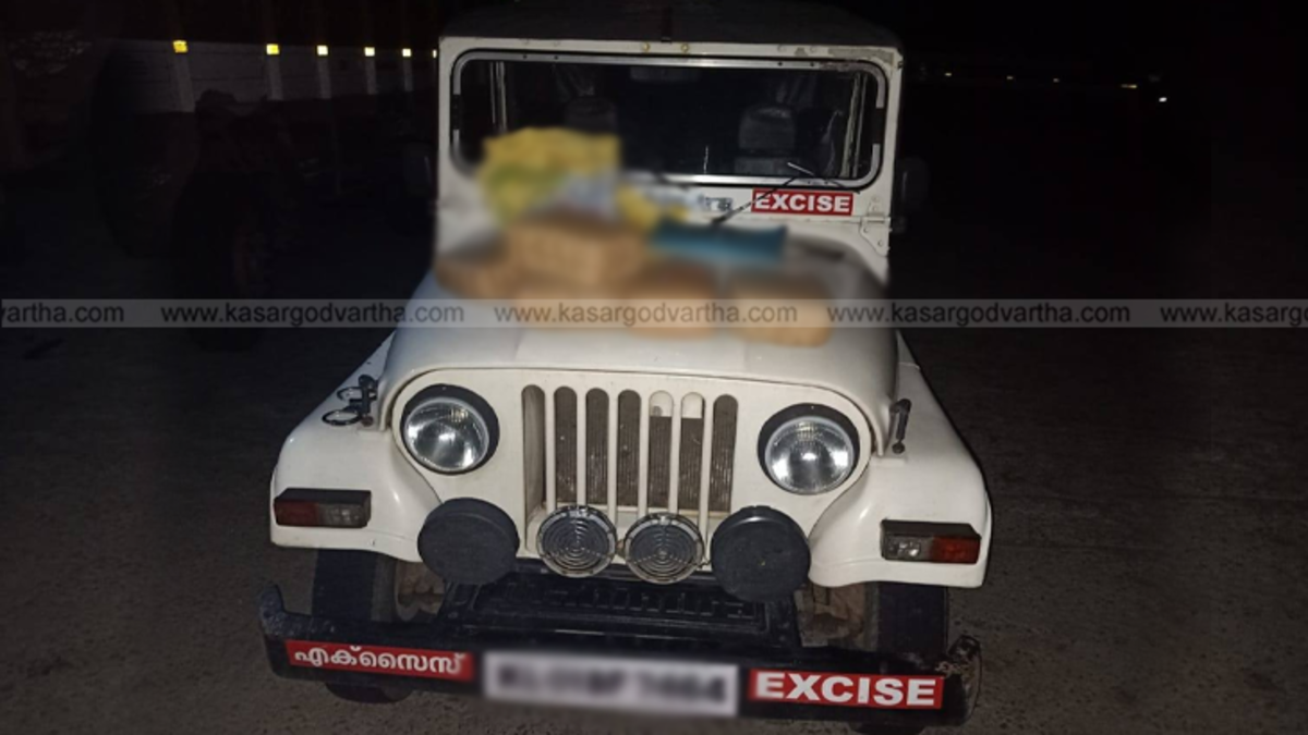 Excise seizing liquor from a car in Chowki, Kasaragod