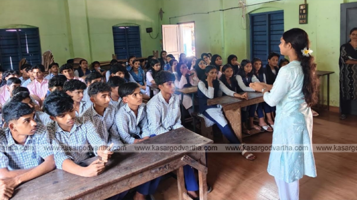 College students named Kutti Poochakal interacting with school students during a science awareness tour.