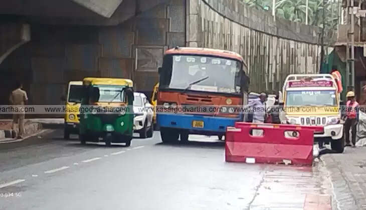 Buses stopped under Kasaragod flyover causing traffic.