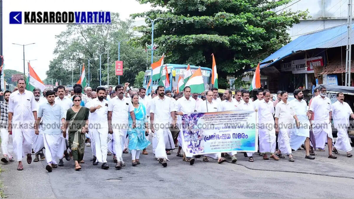 Congress stages road blockade in Kanhangad protesting against attacks on Rahul Gandhi