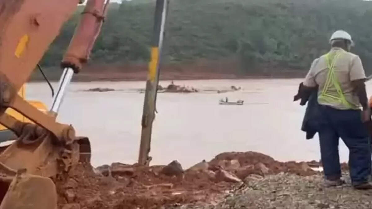 Karnataka: Search for Missing Driver Resumes, landslide, Karnataka, India.