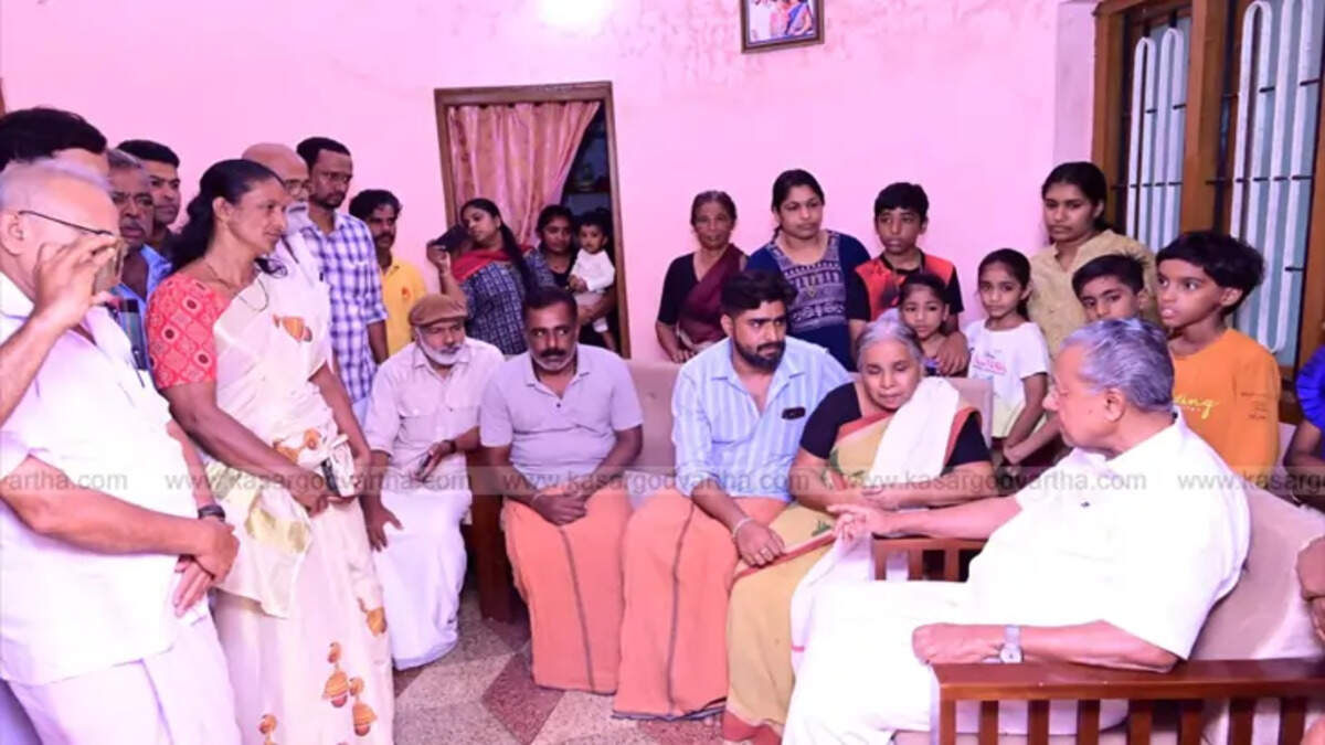 Pinarayi Vijayan visiting the home of TV Karyan to offer condolences