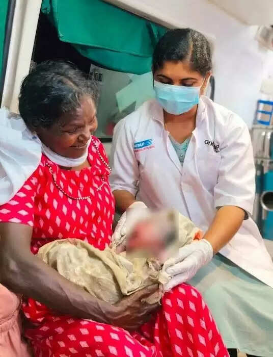 kanivu-108-ambulance-delivery-kasaragod-mother-and-baby-safe