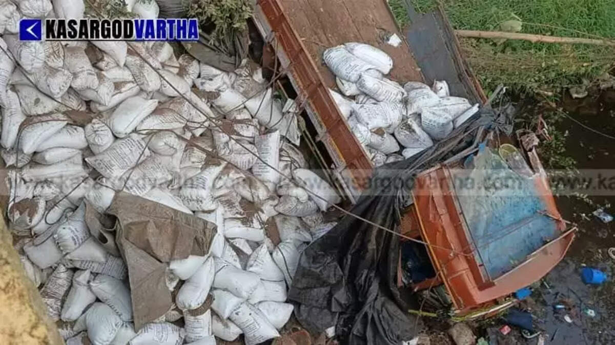 Fertilizer truck overturns in Vellarikundu; 3 injured including Kanhangad and Tamil Nadu natives