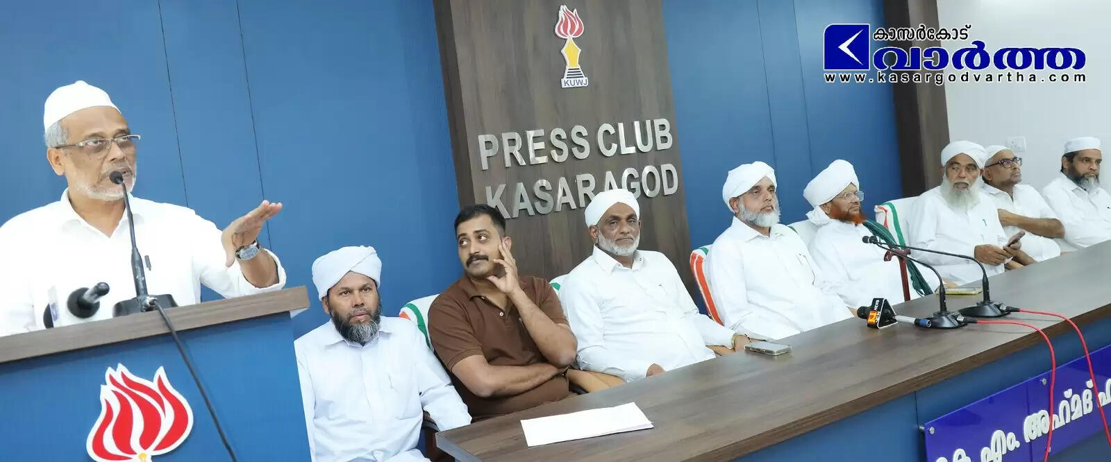 Kanthapuram AP Aboobacker Musliyar and other leaders at press conference