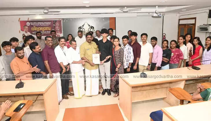  Sabu Abraham inaugurating education benefit distribution in Kasaragod