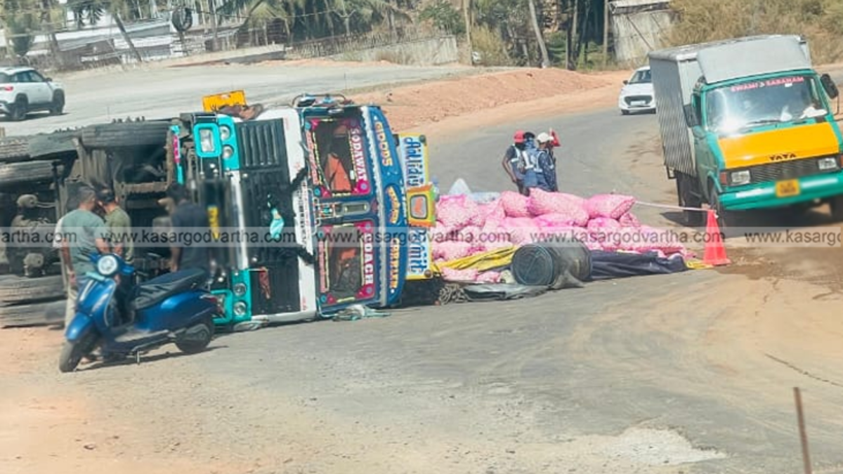 Lorry overturned at Chattanchal gradient in Kasaragod