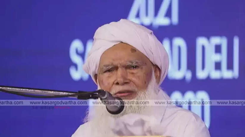 Samastha President inaugurating Saadiyya Sanad Daana.