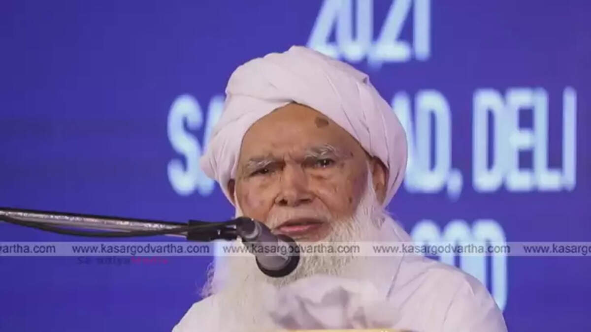 Samastha President inaugurating Saadiyya Sanad Daana.