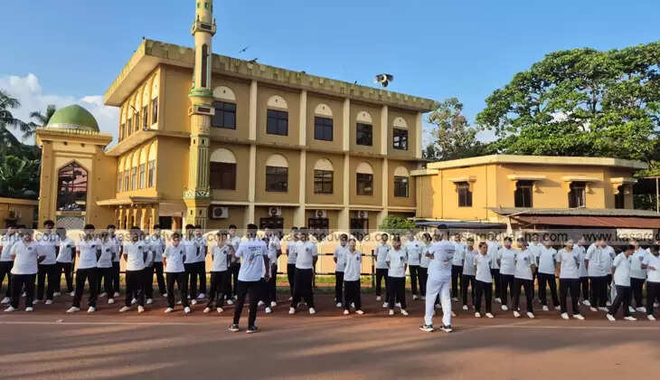 District Police Chief flagging off Run for Unity Kasargod