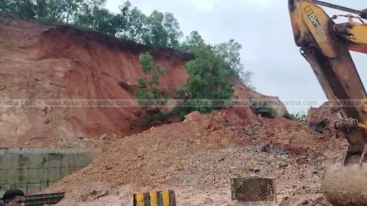 Landslide on Veeramala Hill near Cheruvathur blocking national highway