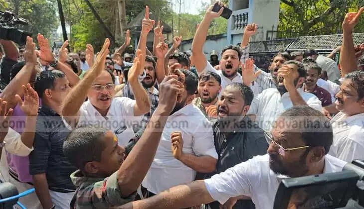 Police Use Water Cannons at DCC March to Kasaragod Collectorate Over Sabarimala Gold Theft Case